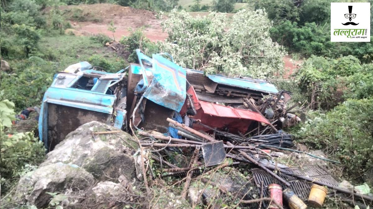 दर्दनाक सड़क हादसा : MP से CG आ रही बोर खनन वाहन गहरी खाई में गिरी, 4 लोगों की मौत, 8 लोग अभी भी दबे, रेस्क्यू जारी …