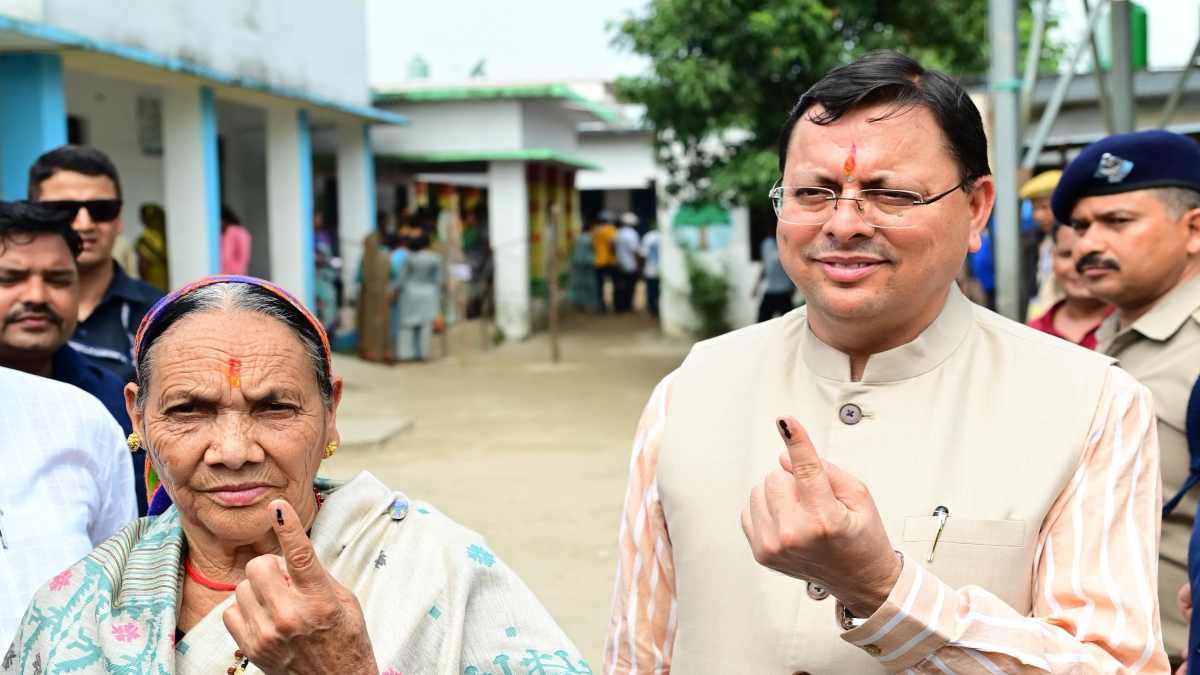 Uttarakhand Panchayat Election: CM धामी ने मां के साथ खटीमा में किया मतदान, कहा- आपका एक वोट…