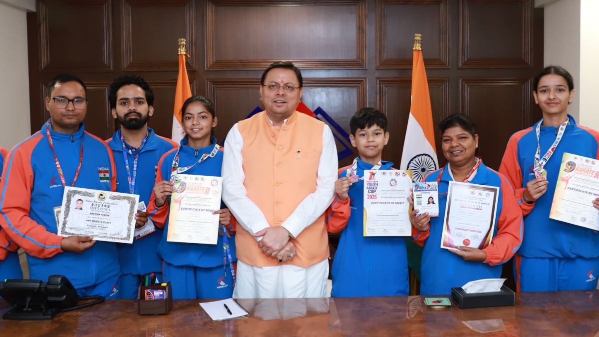नवीं साउथ एशियन कराटे चैम्पियनशिप के 3 पदक विजेताओं को CM धामी ने किया सम्मानित