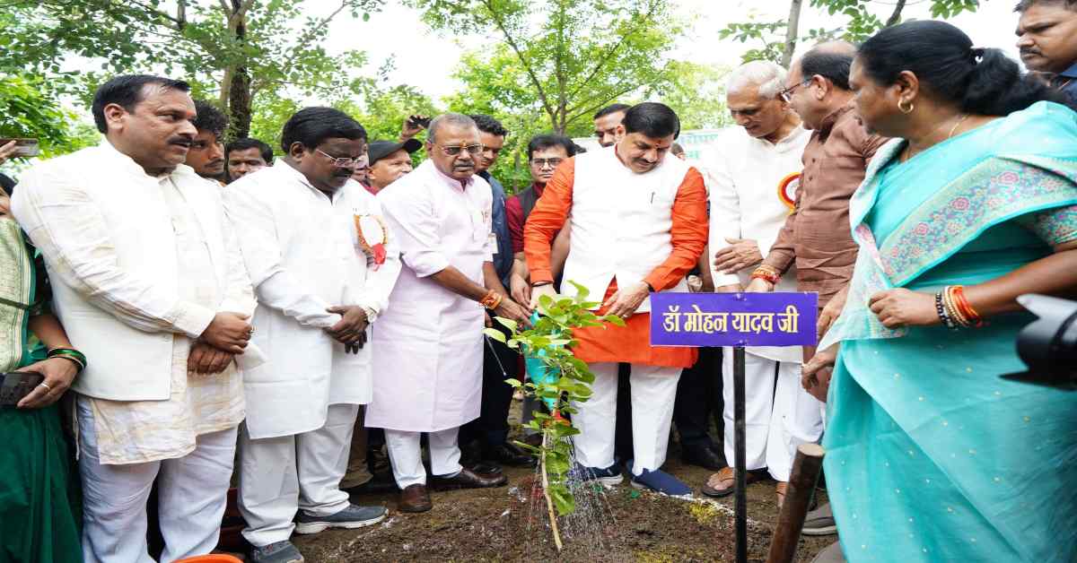 MP में वृहद पौधरोपण: CM डॉ मोहन ने राष्ट्रीय मानव संग्रहालय में रोपा बेलपत्र का पौधा, कांग्रेस के ‘उपराष्ट्रपति को लेकर आए’ वाले बयान पर कही ये बात