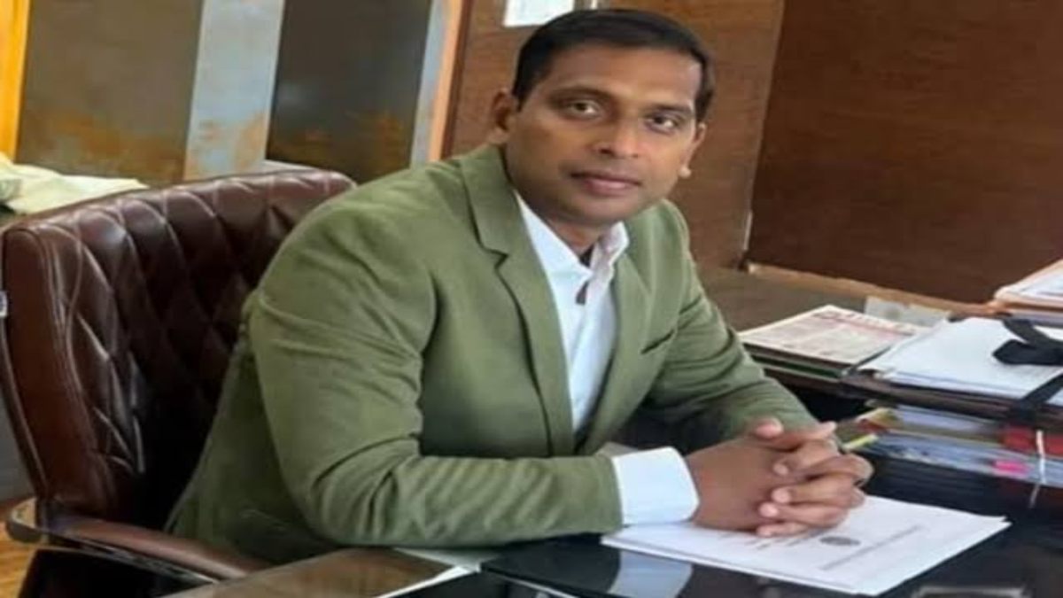 इंदौर में मिसाल बने कलेक्टर: आशीष सिंह ने अपनी सैलरी से भरी 22 बच्चों की फीस, ताकि न थमे किसी का सपना