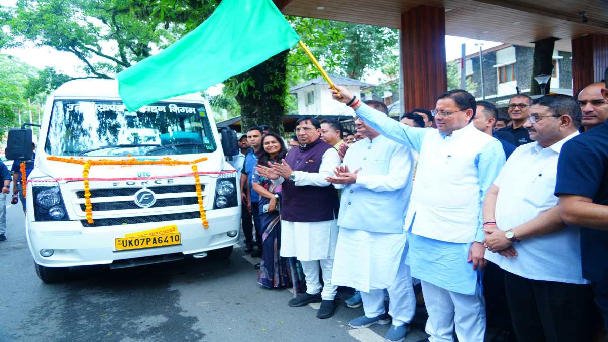देहरादून: सीएम धामी ने ‘यूटीसी मिनी’ टेम्पो ट्रैवलर का किया उद्घाटन, जाम की समस्या में आएगी कमी