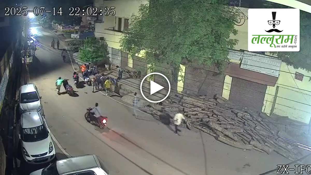 आवारा कुत्ते को बचाने के चक्कर में गई नाबालिग की जान: तेज रफ्तार स्कूटी अनियंत्रित होकर फिसली, पीछे बैठा दोस्त हुआ घायल, घटना का VIDEO वायरल