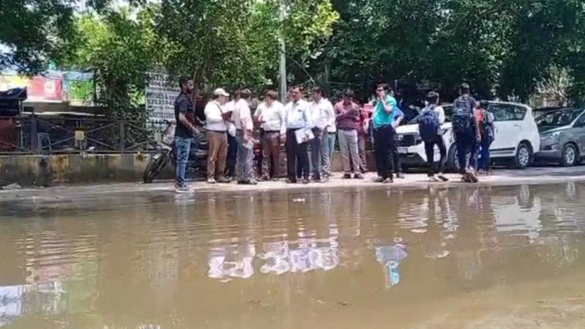 ग्वालियर की खस्ताहाल सड़कों और जलभराव पर वैज्ञानिकों की नजर, DPR बनाकर चरणबद्ध सुधार की सलाह, दिल्ली से आई टीम ने प्रभावित क्षेत्रों का लिया जायजा   