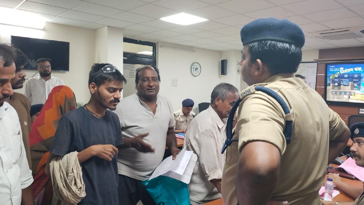 नेत्रहीन युवक की एसपी से गुहार: शराबी पिता-पुत्र पर तेजाब हमले का आरोप, सख्त कार्रवाई की मांग 