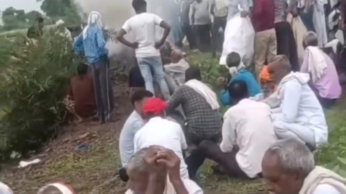 बदहाल श्मशान… जलभराव के चलते सड़क किनारे करना पड़ा अंतिम संस्कार, मुक्तिधाम में भरा बारिश का पानी 