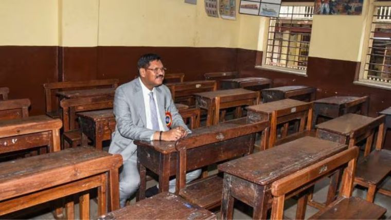 ‘मातृभाषा में पढ़ाई जीवन के मूल्यों की नींव रखती है…’, अपने बचपन के स्कूल पहुंचे CJI गवई, मराठी में दिया भाषण