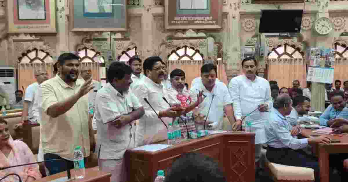 नगर निगम की बैठक में हंगामा: ग्वालियर की बदहाली की ड्रेस पहनकर पहुंचे बीजेपी पार्षद, रामधुन का किया जाप, स्वच्छता में 14वां नंबर आने पर साधा निशाना