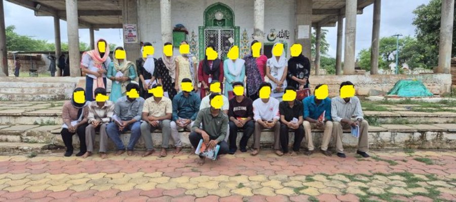 नप गए प्रोफेसर साहब : कॉलेज ट्रिप के दौरान छात्राओं को जबरन पहनवा दिया हिजाब, अब दर्ज हुई FIR