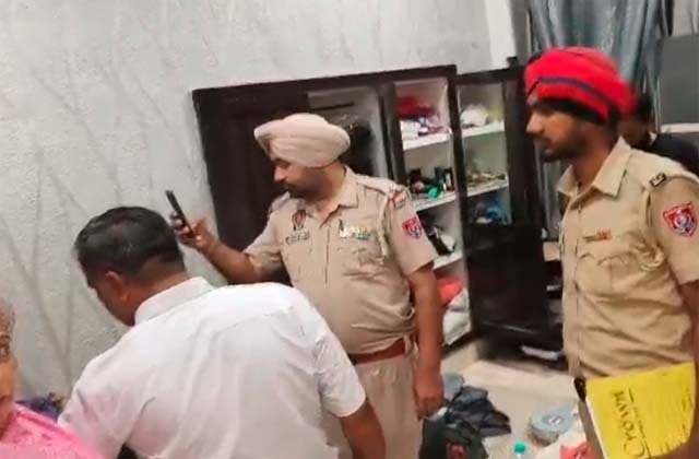 दरवाजा खटखटा कर लुटेरे घुसे घर के अंदर, बंदूक की नोक पर लूट लिए लाखों