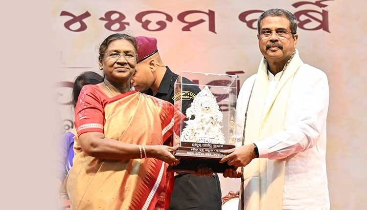 राष्ट्रपति मुर्मू ने केंद्रीय शिक्षा मंत्री धर्मेंद्र प्रधान को किया कलिंग रत्न पुरस्कार प्रदान