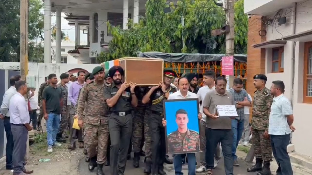 लद्दाख में शहीद लेफ्टिनेंट कर्नल भानू प्रताप मांकोटिया का पठानकोट में सैन्य सम्मान के साथ अंतिम संस्कार, मंत्री कटारूचक ने दी श्रद्धांजलि