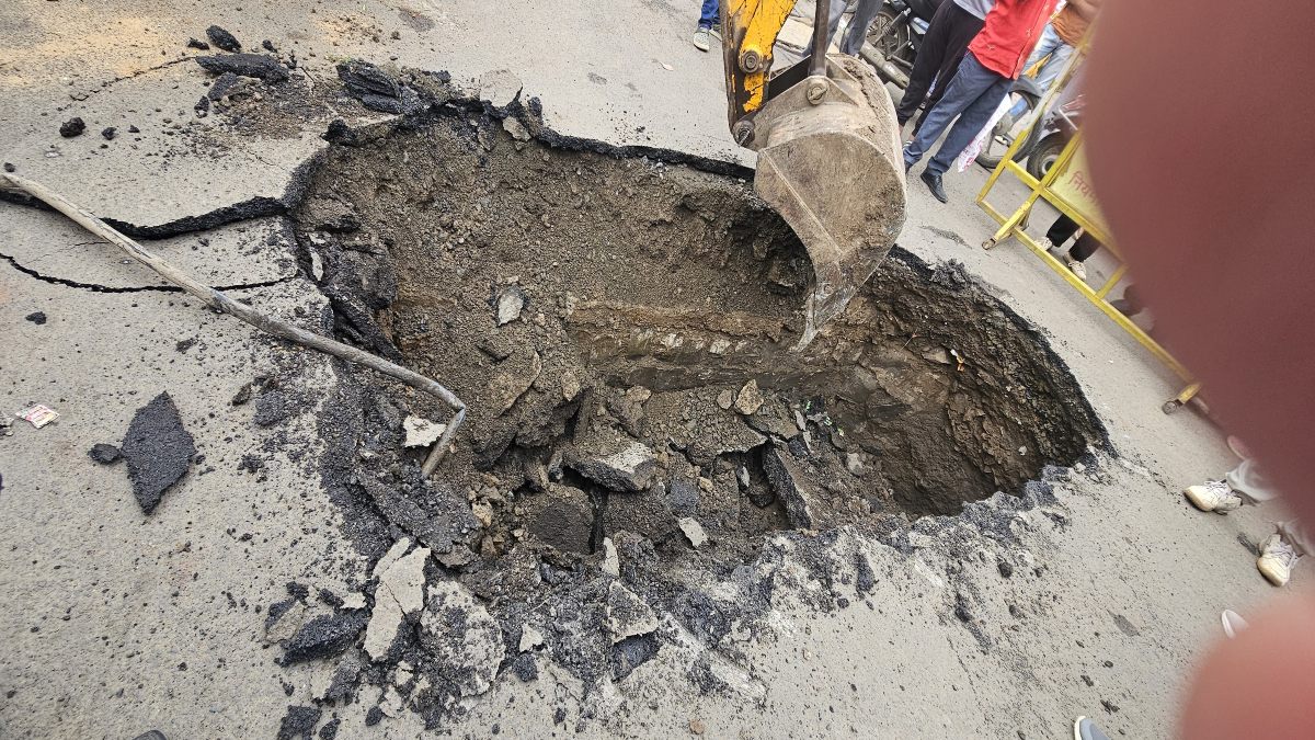 इंदौर की स्मार्ट सड़क पर 15 फीट गहरा और चौड़ा गड्ढा! हादसे से बाल-बाल बची कार, जिम्मेदारी से बच रहा नगर निगम 