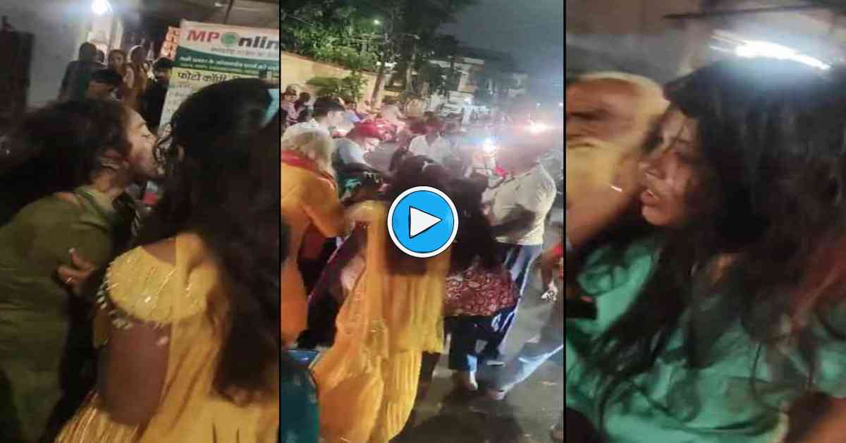 ऐ छोरी, छोरों से कम हैं के ? पालकी यात्रा में बवाल, दो युवतियों में जमकर मारपीट, बाल खींच-खींचकर दी दंगल वाली एंट्री! VIDEO वायरल