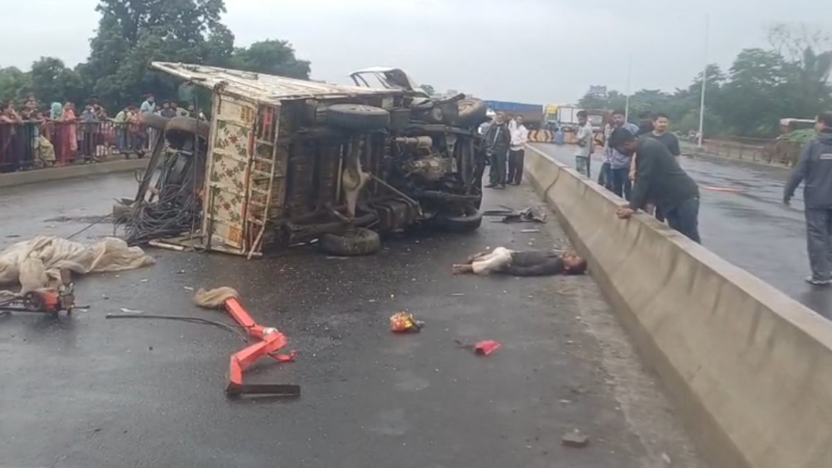 दर्दनाक सड़क हादसे में तीन लोगों की मौत: ट्रक और पिकअप वाहन में हुई जोरदार टक्कर, कटर से काटकर निकालने पड़े शव 