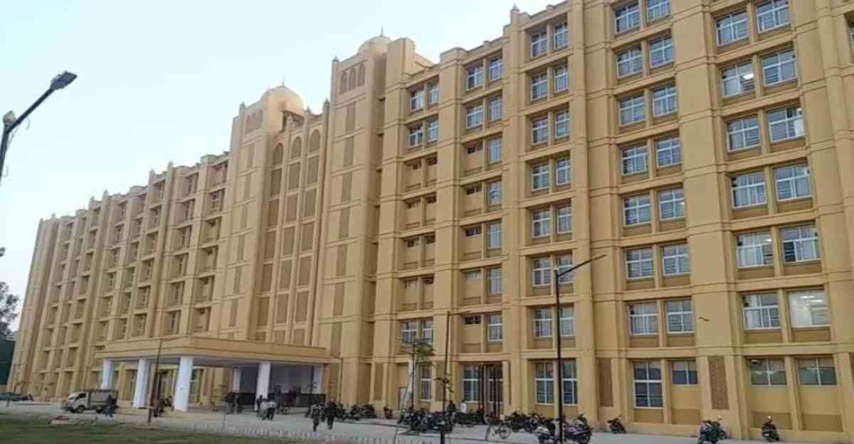 20 साल की गारंटी 5 साल में फेल: सुपर स्पेशलिटी अस्पताल बदहाल, 15 दिन में 20 से ज्यादा जगह गिरी फॉल सीलिंग, भ्रष्टाचार की परतें उजागर