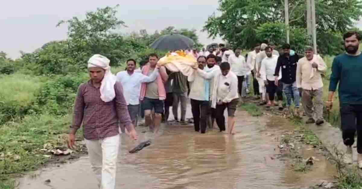 यहां अंतिम सफर भी नहीं आसान: मुक्तिधाम रोड पर जलभराव, घुटनों तक पानी में चलकर शमशान तक पहुंचाया शव