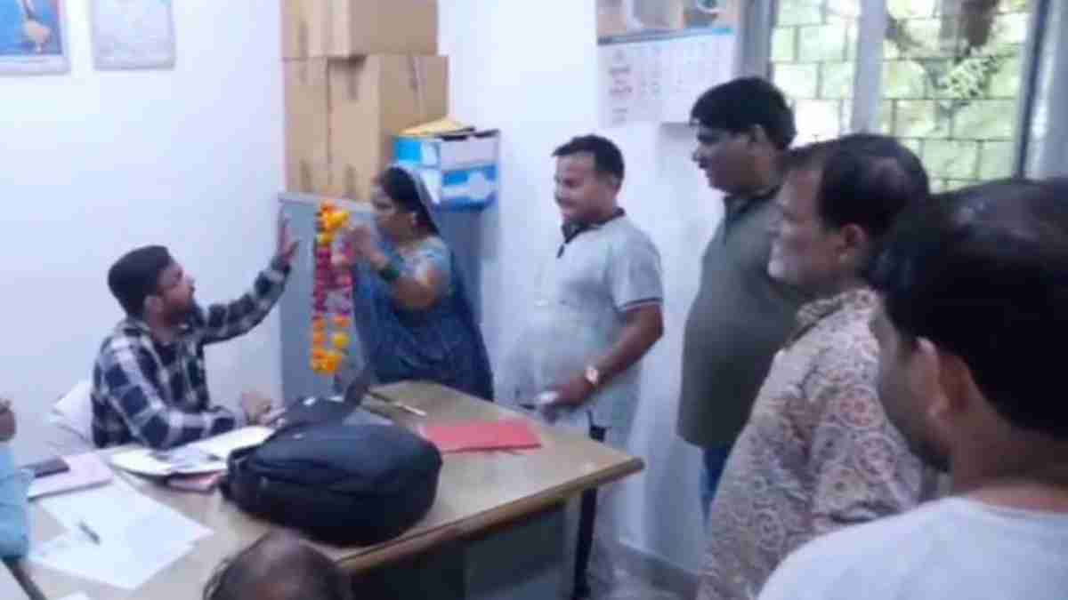 मक्कारी की माला… कार्रवाई नहीं होने पर अनोखा विरोध, अधिकारी ने आम रास्ते के कब्जे की शिकायत फाड़कर डस्टबिन में फेंकी 