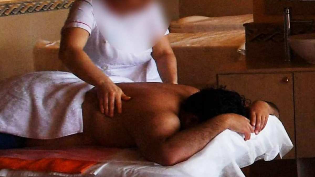 मसाज के नाम पर ब्लैकमेल: पहले शख्स के उतारे कपड़े फिर वीडियो बनाकर 1 लाख ऐंठे, 3 लोगों ने ऐसे बनाया शिकार    
