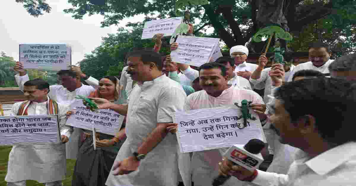एमपी विधानसभा में OBC आरक्षण को लेकर हंगामा: गिरगिट के कटआउट लेकर पहुंचे कांग्रेस विधायक, महेश परमार बोले- महाकाल मंदिर में दादागिरी कर अंदर घुस रहे बीजेपी नेता