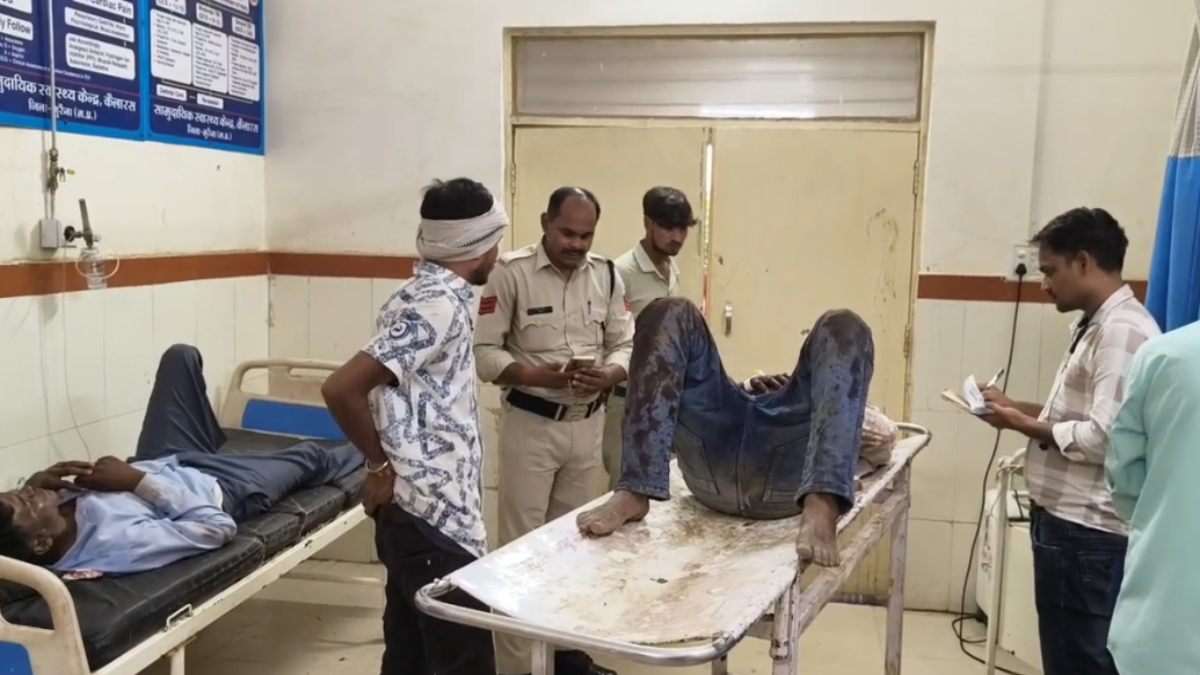 कोर्ट से लौट रहे तीन लोगों पर बदमाशों का हमला: लाठी-डंडों से पिटाई के बाद की हवाई फायरिंग, दो की हालत गंभीर 