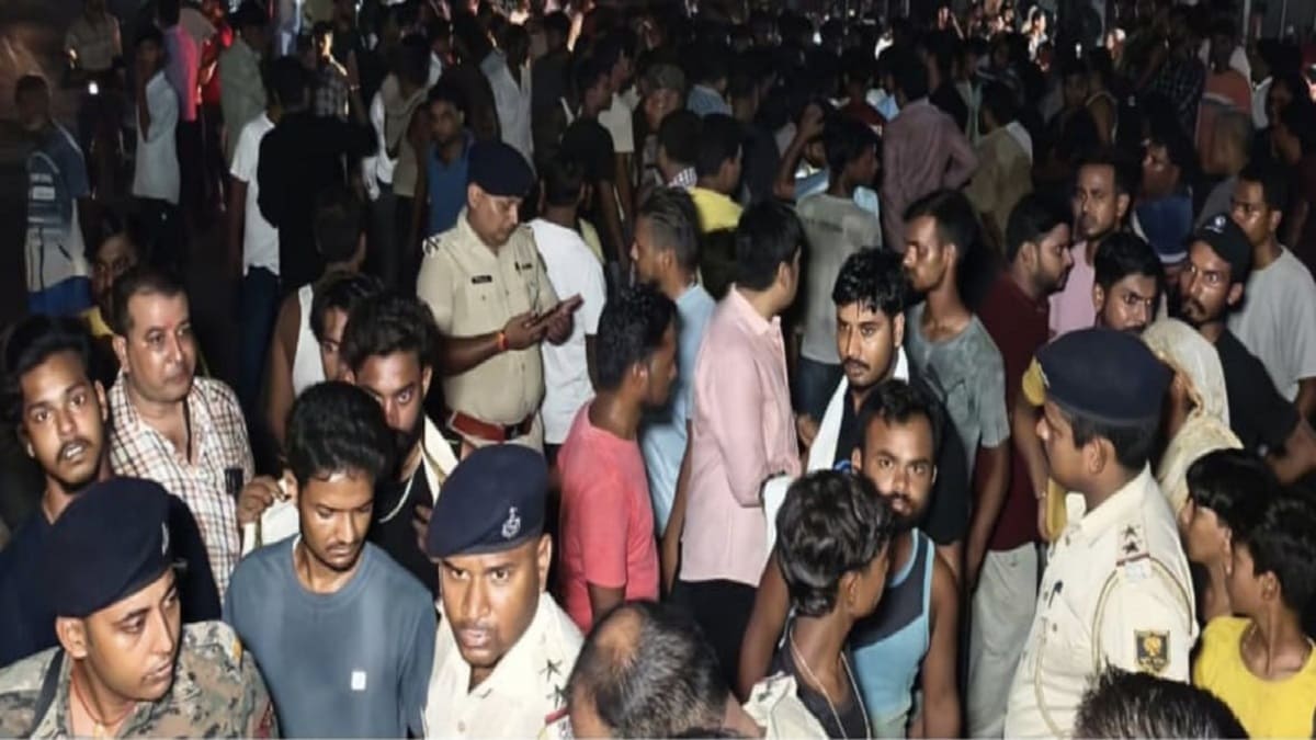 Muzaffarpur Murder : कबाड़ कारोबारी की गोली मारकर हत्या, परिजनों ने राष्ट्रीय राजमार्ग पर किया हंगामा, गाड़ियों में लगा दी आग