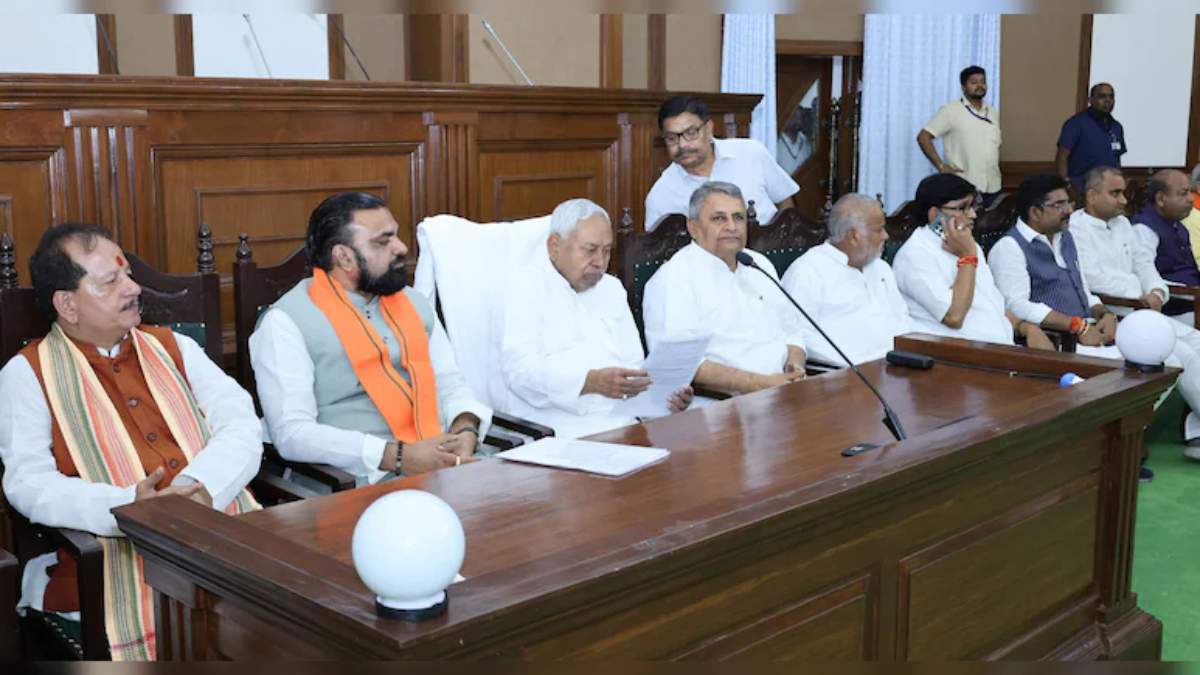NDA की बैठक में भिड़े Vijay Sinha और Ashok Chaudhary, तेजस्वी यादव ने कसा तंज, जानिए क्या कहा?