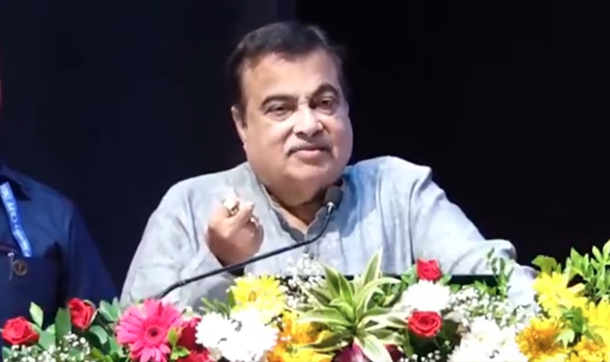 गडकरी बोले- धर्म के काम से मंत्री-नेताओं को दूर रखें: जहां घुसते हैं, आग लगाते हैं; कहा – “जो अच्छा मूर्ख बनाता उतना अच्छा नेता…”