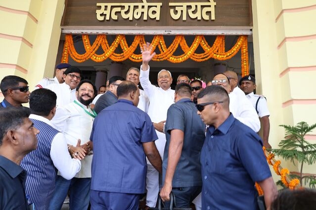 मानसून सत्र का पहला दिन: बिहार विधानसभा पहुंचे सीएम नीतीश कुमार, विपक्ष का हंगामा शुरू