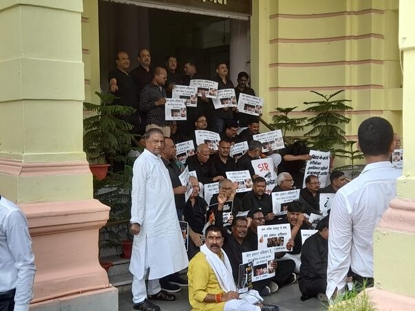 Bihar News: मानसून सत्र के तीसरे दिन भी महागठबंधन का हंगामा, विपक्षी सदस्यों ने मुख्य गेट को किया जाम