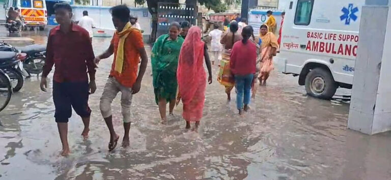 Bihar News: मोहनिया अनुमंडल अस्पताल में घुसा नाले का गंदा पानी, मरीजों को हो रही परेशानी 