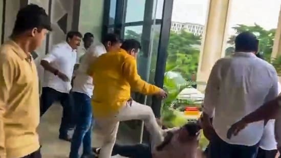 बीएमसी के अतिरिक्त आयुक्त पर हमले के मामले में भाजपा ने पांच पार्टी कार्यकर्ताओं को किया निलंबित