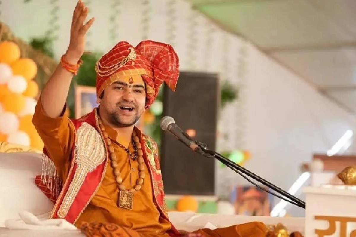 धीरेंद्र शास्त्री की मांग पर सियासत: मंदिर-मस्जिद में देशभक्ति गीत को लेकर मुस्लिम धर्मगुरु ने जताई आपत्ति, जानिए किसने क्या कहा?