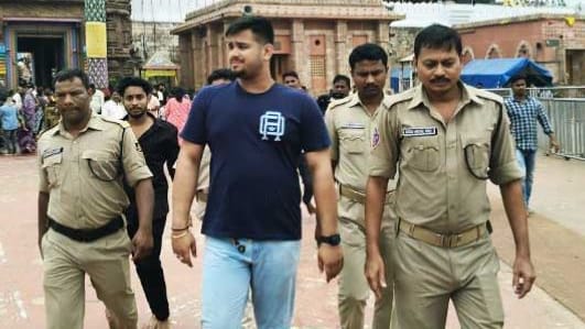 श्री जगन्नाथ मंदिर में चश्मे में जासूसी कैमरा लगाकर युवक बना रहा था वीडियो… सुरक्षा व्यवस्था पर उठे सवाल, युवक गिरफ्तार