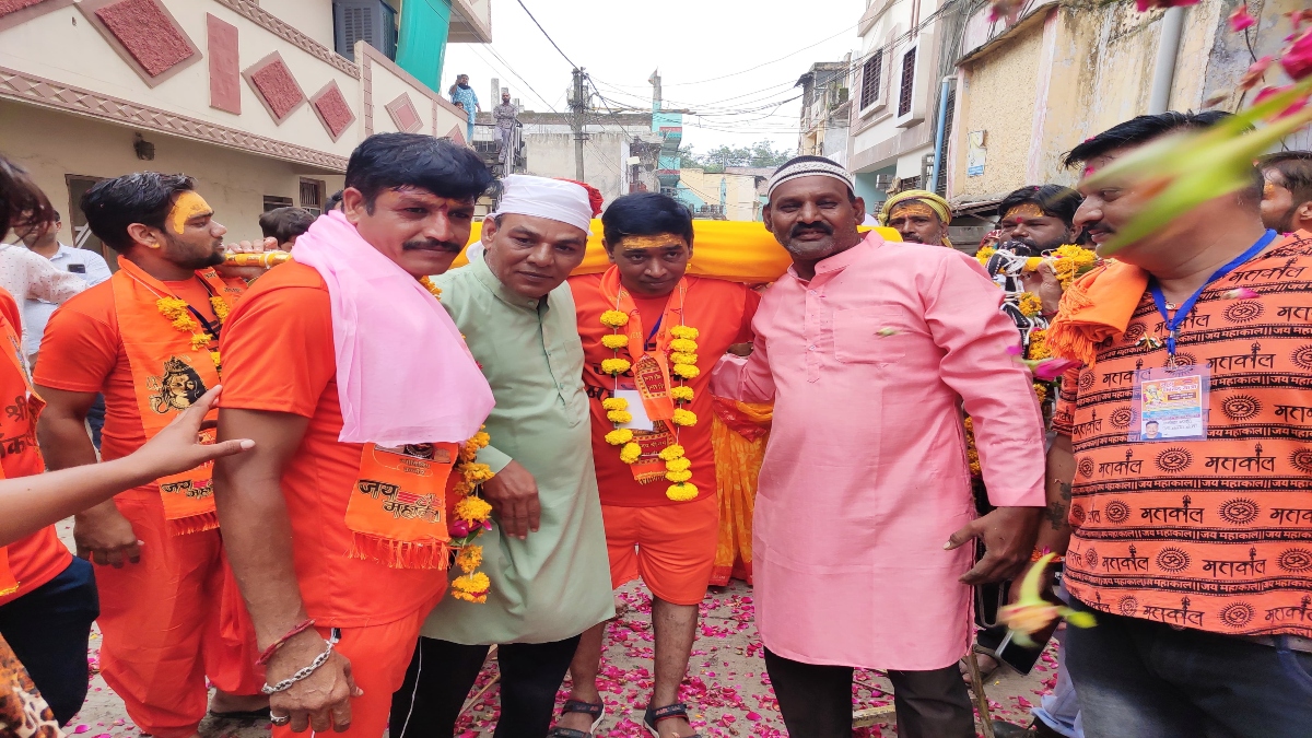 भक्ति और भाईचारे का अनूठा संगम: रतलाम में मुस्लिम समाज के लोगों ने उठाई कांवड़, दिया सौहार्द का संदेश   