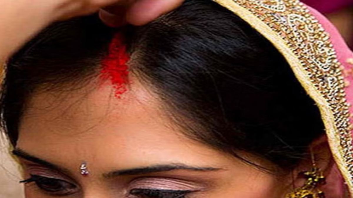 मांग में सिंदूर भरा… इंस्टा पर शेयर किया वीडियो, फिर देवर-भाभी ने वाटरफॉल में लगा दी छलांग, देखें Video