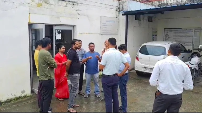 Rajasthan News: डूंगरपुर में सनसनीखेज चेन स्नेचिंग; स्कूल ड्रेस में आए बदमाशों ने बुजुर्ग महिला से लूटी सोने की चेन