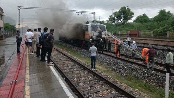 Rajasthan News: गरीब रथ एक्सप्रेस के इंजन में लगी आग