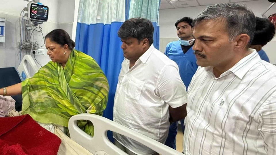 Rajasthan News: झालावाड़ हादसे के बाद अस्पताल पहुंचीं वसुंधरा राजे, कहा- हमारे परिवार के 7 बच्चे हमसे छीन लिए गए