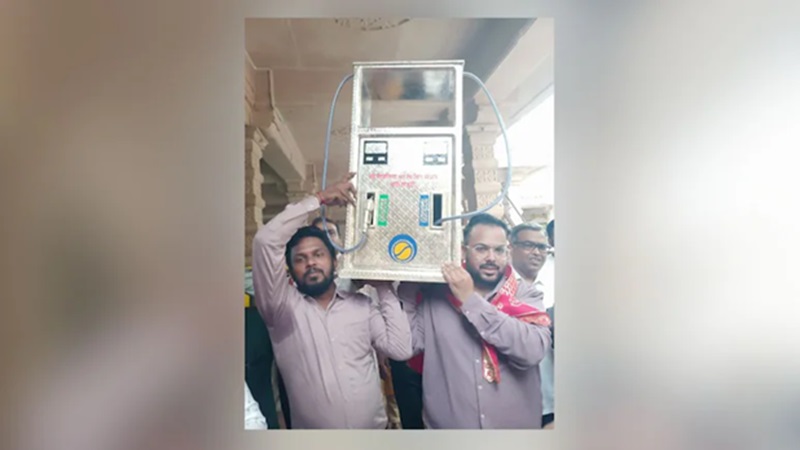 Rajasthan News: मन्नत पूरी होने पर व्यापारी ने सांवलिया सेठ को चढ़ाया चांदी का पेट्रोल पंप, 56 भोग के साथ दरबार में पहुंचा परिवार