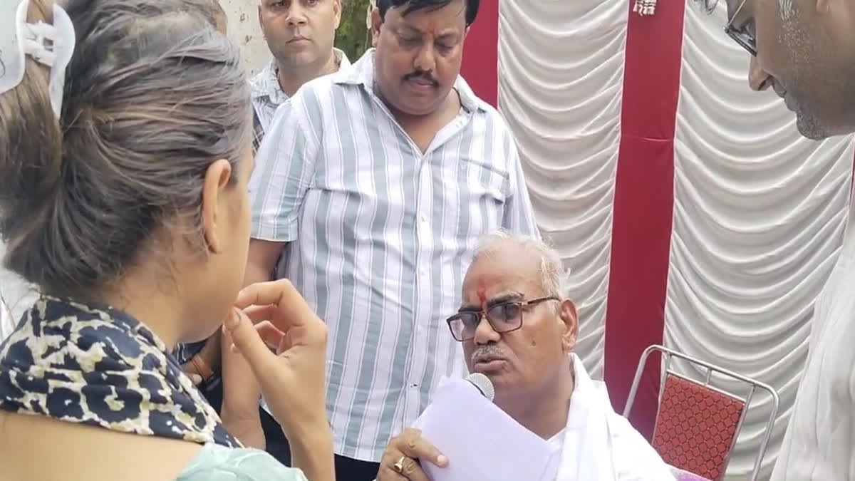 Rajasthan News: एक्शन में मंत्री! 11वीं की छात्रा ने टीचर की शिकायत, तत्काल हुआ सस्पेंशन