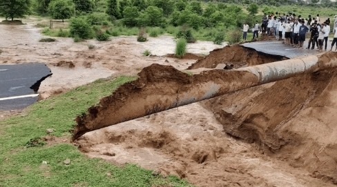 Rajasthan News: ये राजस्थान है! उद्घाटन से पहले बही सड़क
