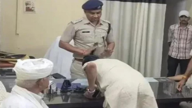 Rajasthan News: BJP विधायक कैलाश मीणा का DSP के पैर छूने का वीडियो वायरल