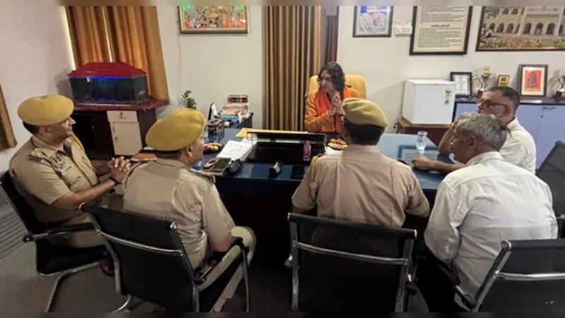 Rajasthan News: BJP विधायक बालमुकुंदाचार्य की वायरल तस्वीर पर विवाद, पूर्व DGP ने दी नसीहत, कांग्रेस ने बताया ‘लोकतंत्र के लिए खतरा’