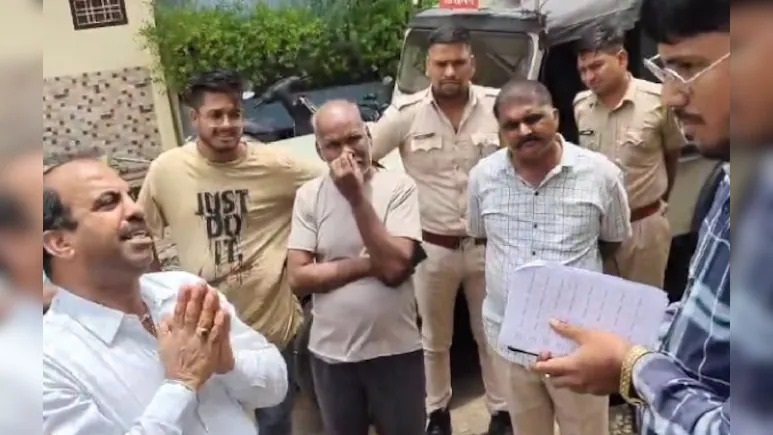 Rajasthan News: महापौर ने JEN अधिकारी के हाथ-पैर जोड़े… Video Viral