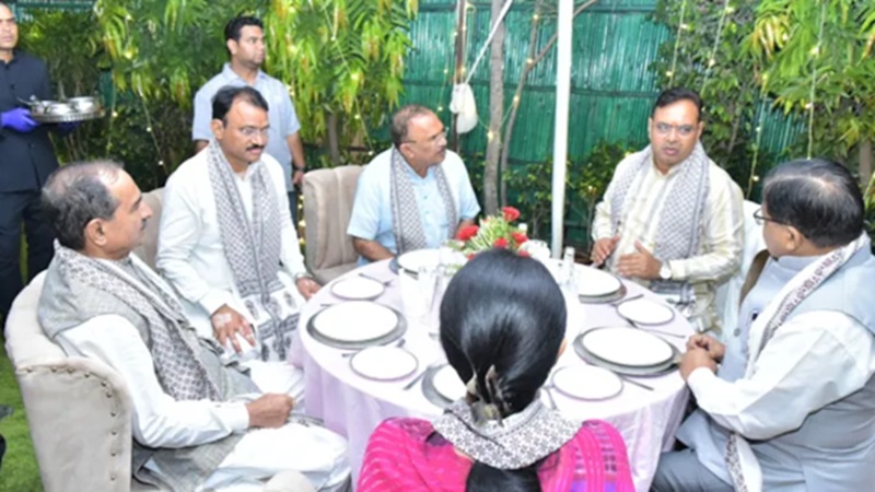 Rajasthan News: डिप्टी सीएम प्रेमचंद बैरवा के आवास पर मंत्रियों के लिए रात्रिभोज, CM समेत ये नेता रहे मौजूद