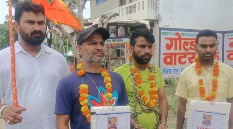 Rajasthan News: भजनलाल सरकार ने नहीं सुनी, जंजीरों से जकड़ा किसान पहुंचा खाटूधाम