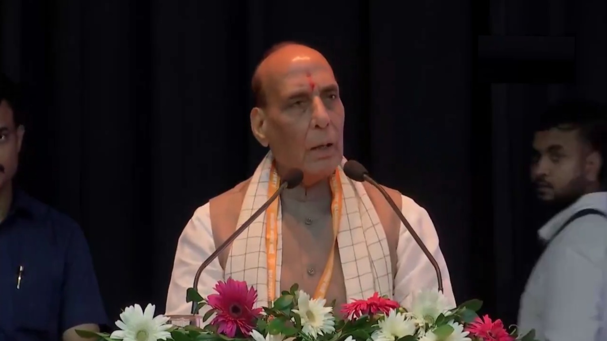 ‘न कोई परमानेंट दोस्त, न कोई दुश्मन’… US के साथ टैरिफ वॉर के बीच रक्षामंत्री राजनाथ सिंह का बड़ा बयान, बोले- ‘अब केवल स्वदेशी युद्धपोत ही करेंगे इस्तेमाल, भारत के खुद का डिफेंस सिस्टम भी लगभग तैयार’