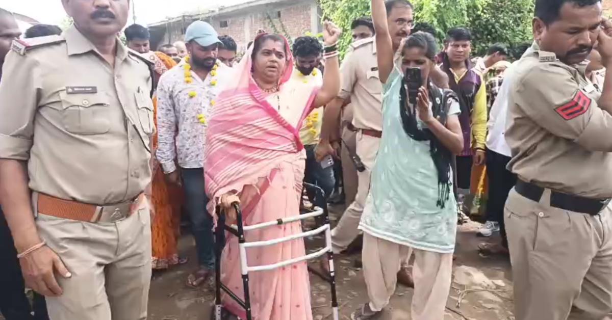 बालाघाट में पंचायत भवन के लोकार्पण पर बवाल: मंत्री प्रहलाद पटेल के पहुंचने से पहले 15 पंच नजरबंद, विधायक अनुभा मुंजारे ने थाने में दिया धरना