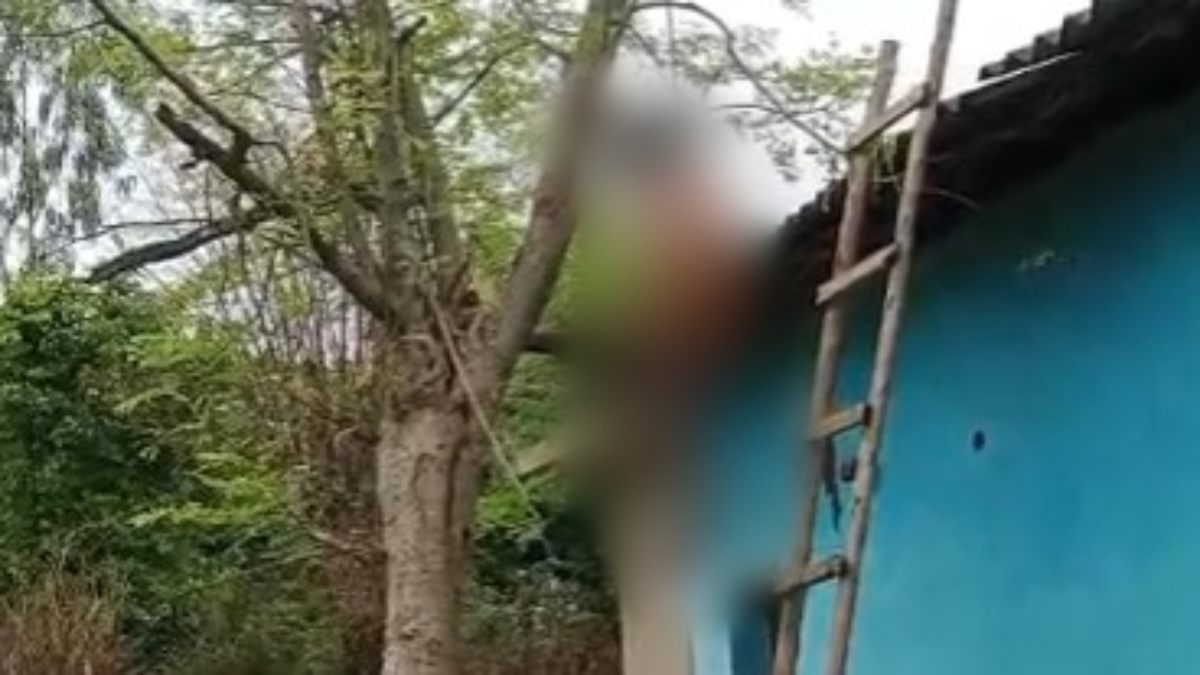 पत्नी के मायके जाने से नाराज पति ने उठाया खौफनाक कदम: फांसी लगाकर दे दी जान, घर के सामने पेड़ पर लटकता मिला शव 